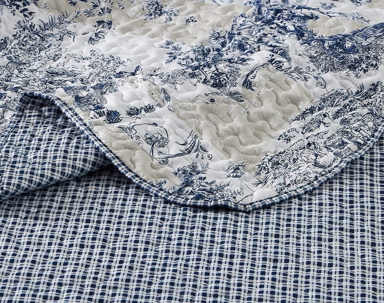 Brilliant Sunshine Blue Toile in Beige and Ivory Patches, 3-Piece Quilt Set with 2 Shams, Reversible Bedspread, Soft Lightweight Coverlet, All-Season, Full/Queen, Blue