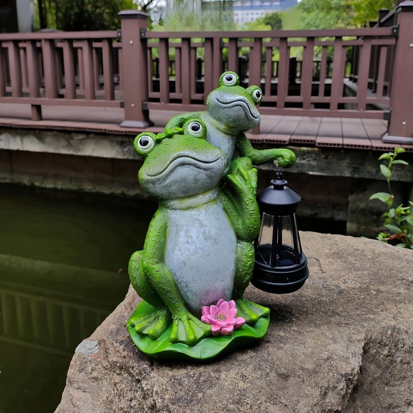 VKX Solar Garden Frog Statues with LED Lantern, Resin Outdoor Statues, Figurine Light,Cute Decoration, Outdoor Decor for Porch Patio, Yard Lawn, Housewarming Gift
