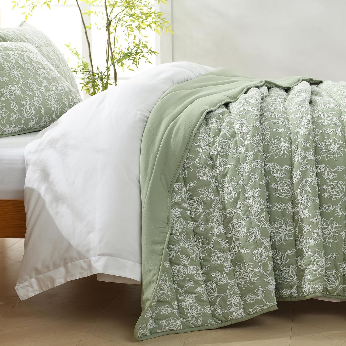HORIMOTE HOME Floral Embroidery Quilt Queen Size, Sage Green Queen Quilt Bedding Set Soft Lightweight Bedspread Full Size Shabby Chic Farmhouse 3 Pieces Comforter Set for All Seasons