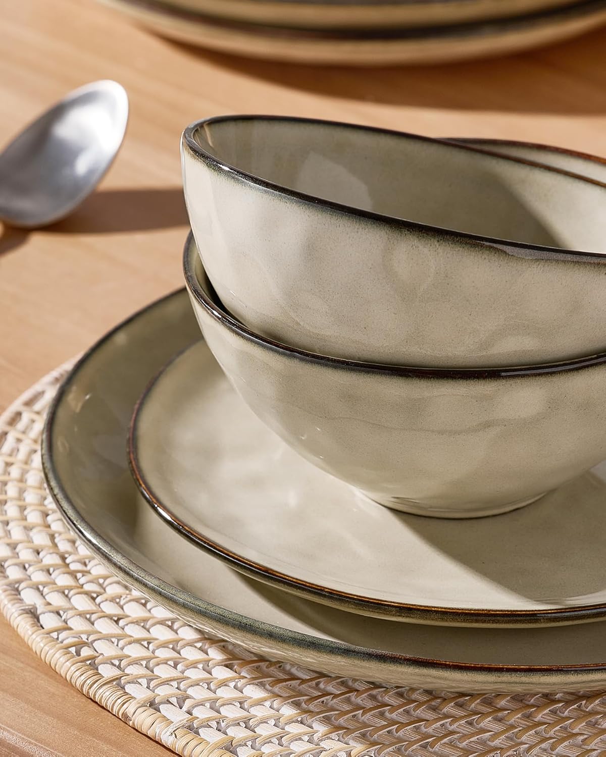 Famiware Dinnerware Sets for 4, Ocean Round 12-Piece Kitchen Plates and Bowls Sets, Microwave and Dishwasher Safe, Scratch Resistant, Light khaki