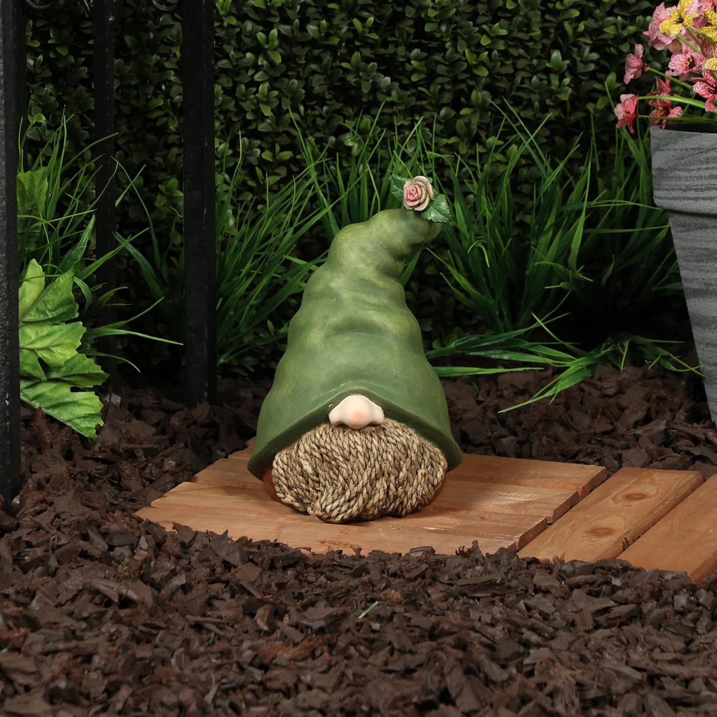 Alpine Corporation - 10" Tall Outdoor Garden Gnome Decor - Gnome Head with Rope Beard and Flower on Green Hat – Durable Lawn Scupture, Ideal for Patio, Deck, & Yard