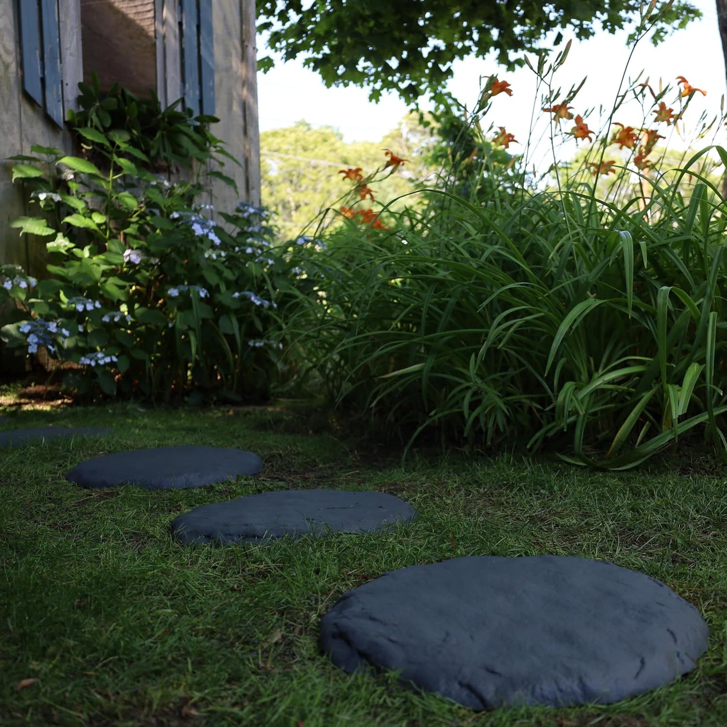 Ei Circular 15.5” Stepping Stones with Ground Stakes - Home or Garden Step Stones for Outdoor Walkway or Pathway Pavers - Resin Material (4, Light Grey Stone)